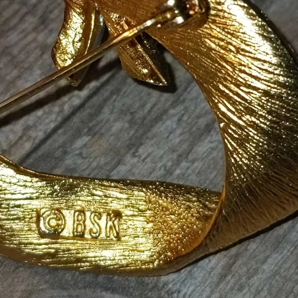 ‎BSN vintage gold tone and rhinestone brooch